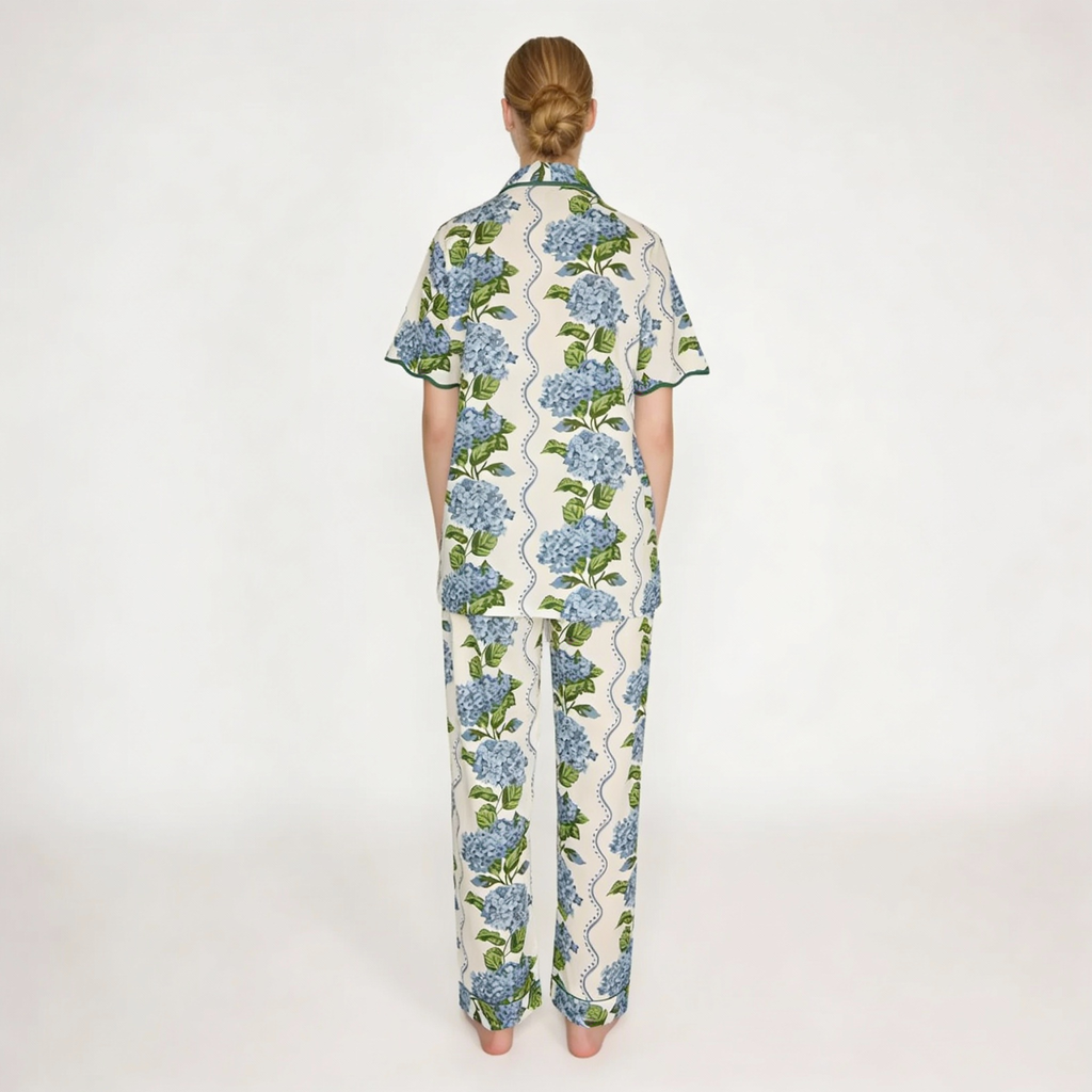 Vista posterior de pijama con estampado de hortensias azules y ribete verde en el cuello, mostrando el diseño floral completo.