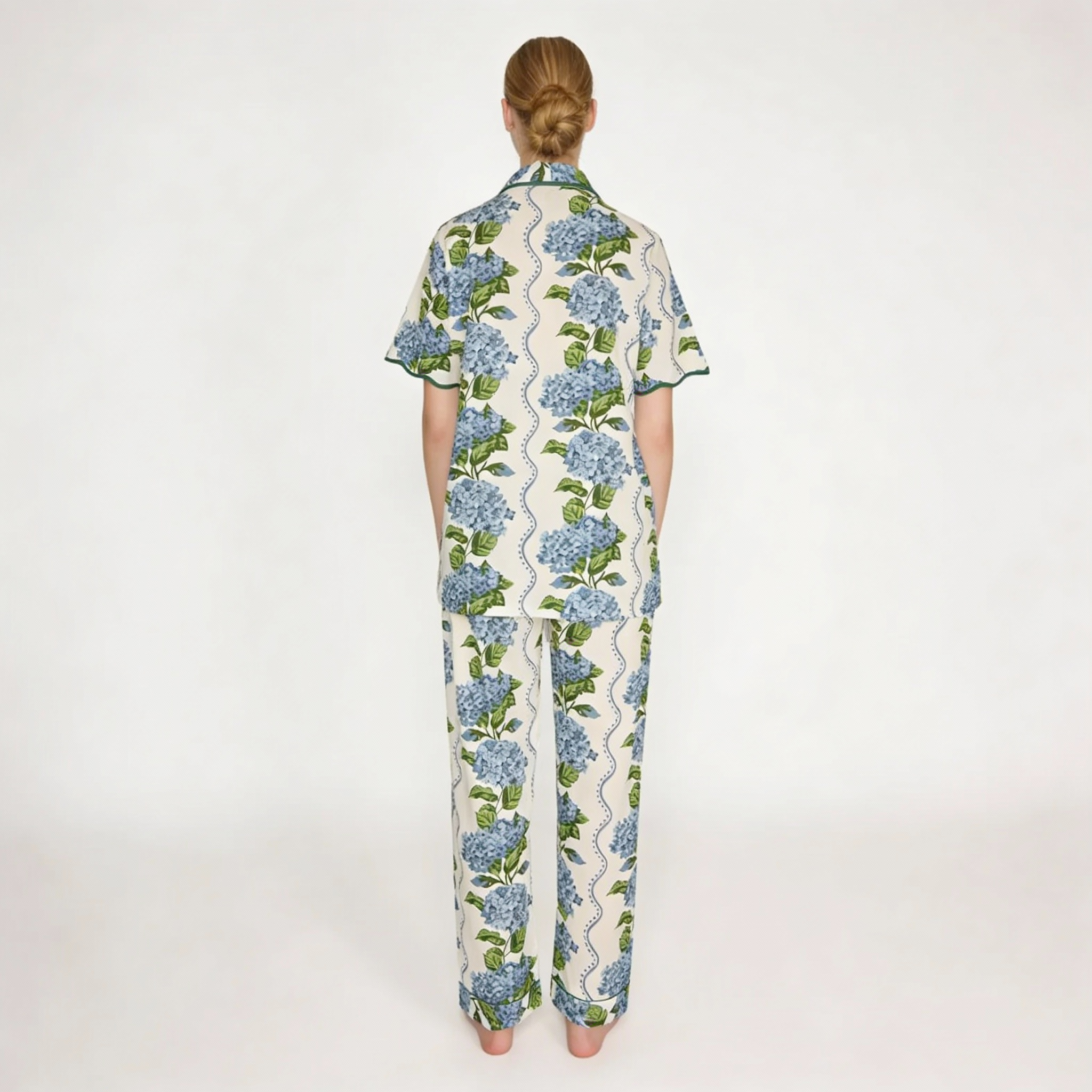 Vista posterior de pijama con estampado de hortensias azules y ribete verde en el cuello, mostrando el diseño floral completo.